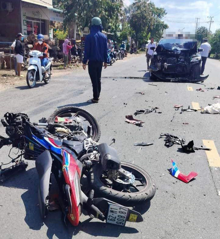 Sau cú đâm trực diện, người đi xe máy văng lên nóc ô tô tử vong - Ảnh 2.