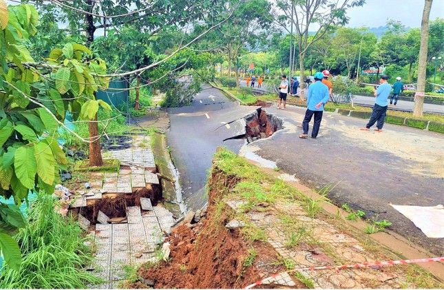 Tiếp tục nứt gãy, sạt trượt ở Đắk Nông - Ảnh 1.