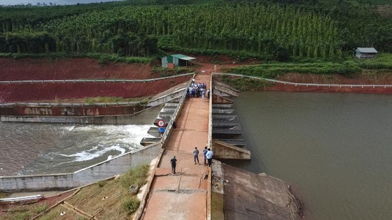 Đắk Nông phải công bố tình trạng khẩn cấp về thiên tai sau sự cố hồ thủy lợi 1,2 triệu mét khối nước nguy cơ vỡ - Ảnh 2.