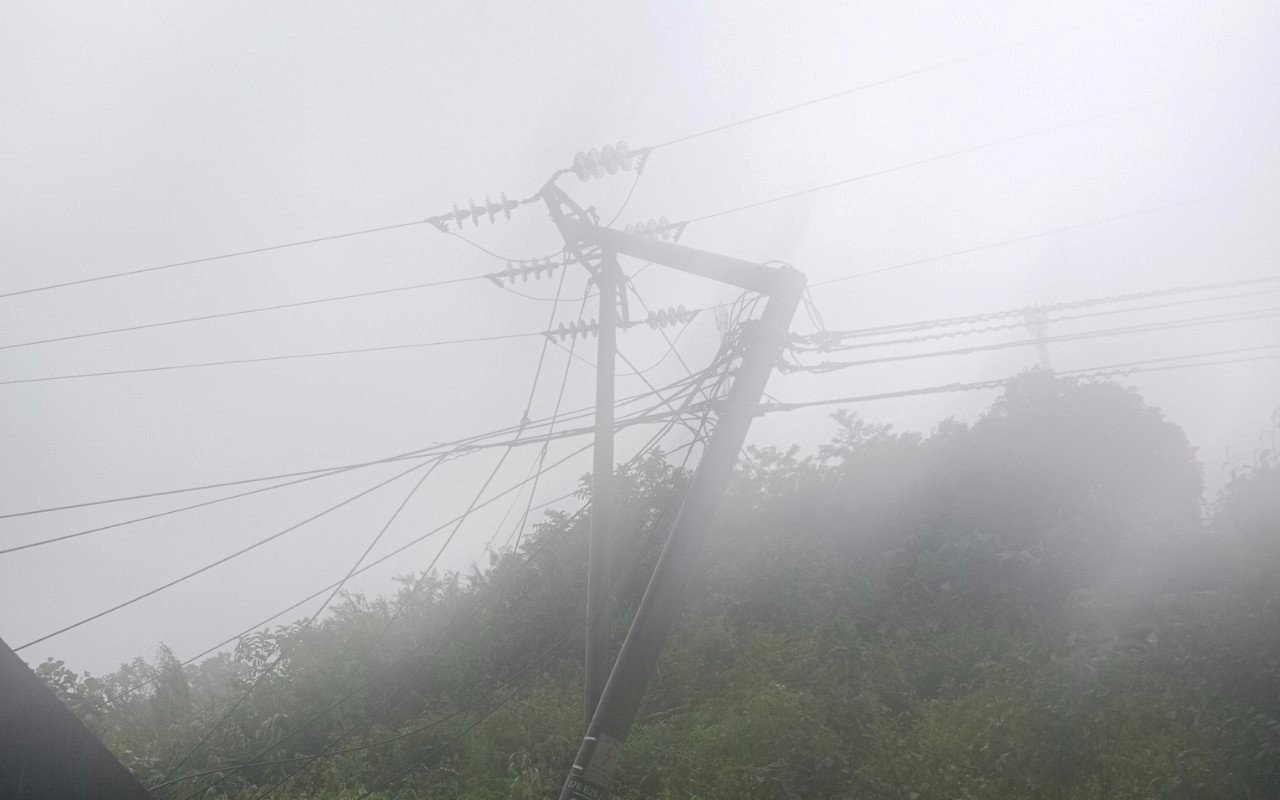 Mưa lũ tàn phá hàng loạt đường điện ở miền Bắc, gần 100 trạm biến áp bị mất điện