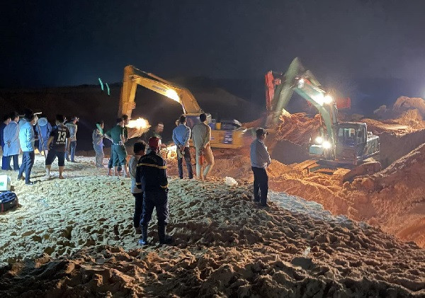 Vụ sạt lở mỏ titan l&agrave;m 4 người chết: 'Chưa đủ căn cứ x&aacute;c định dấu hiệu tội phạm' - Ảnh 1.
