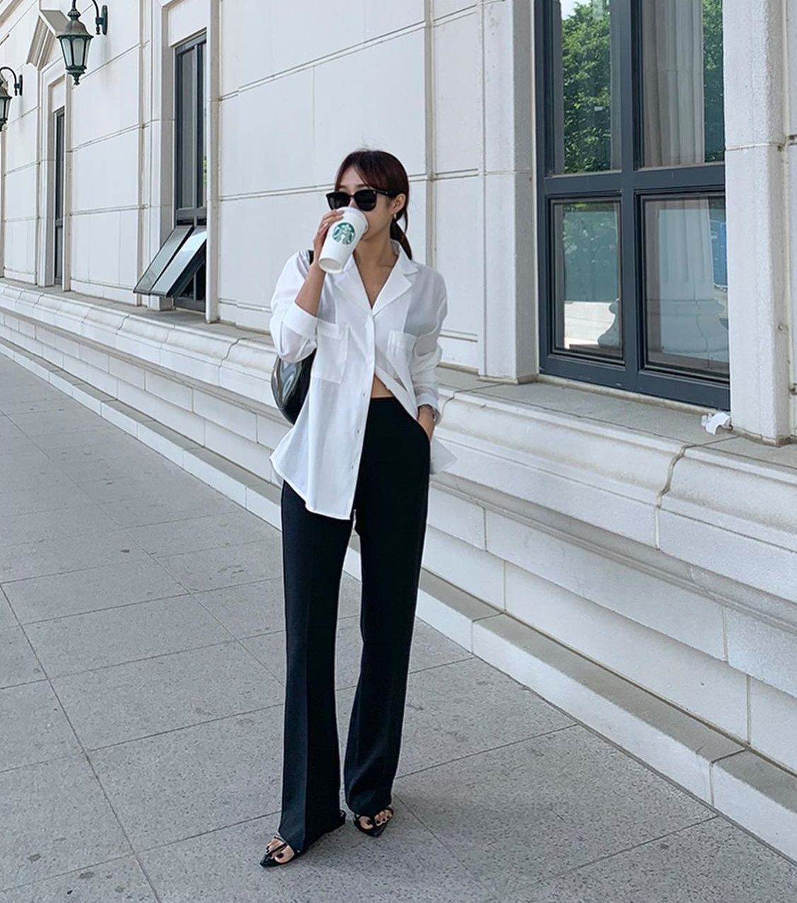 10 cách phối áo trắng với quần đen giúp bạn mặc đẹp trong tích tắc - Ảnh 1.