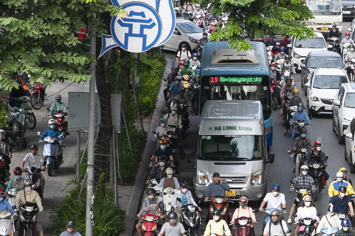 Dỡ bỏ dải phân cách trên đường Nguyễn Trãi, ô tô lại dàn hàng ngang 6-7 làn xe - Ảnh 9.