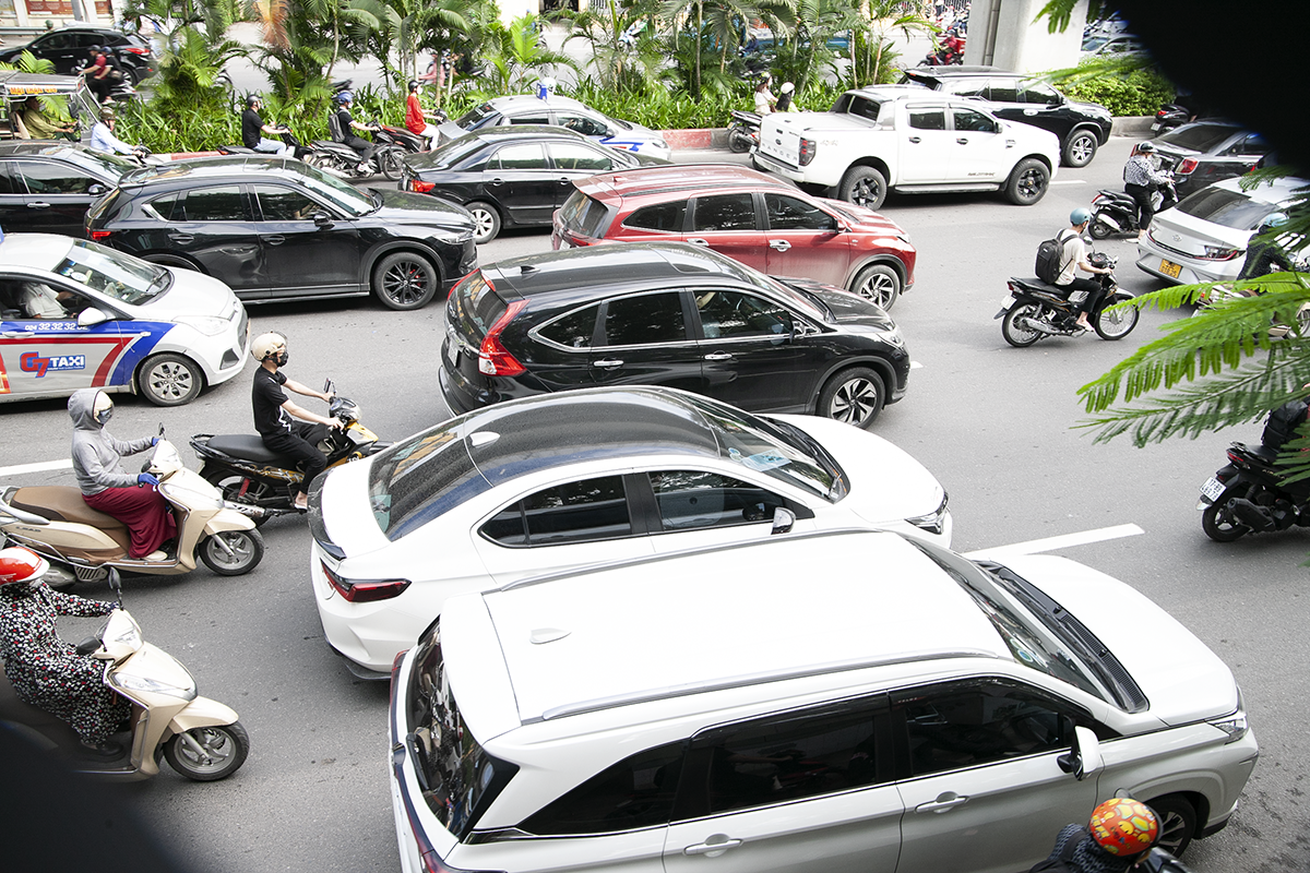 Dỡ bỏ dải phân cách trên đường Nguyễn Trãi, ô tô lại dàn hàng ngang 6-7 làn xe - Ảnh 3.