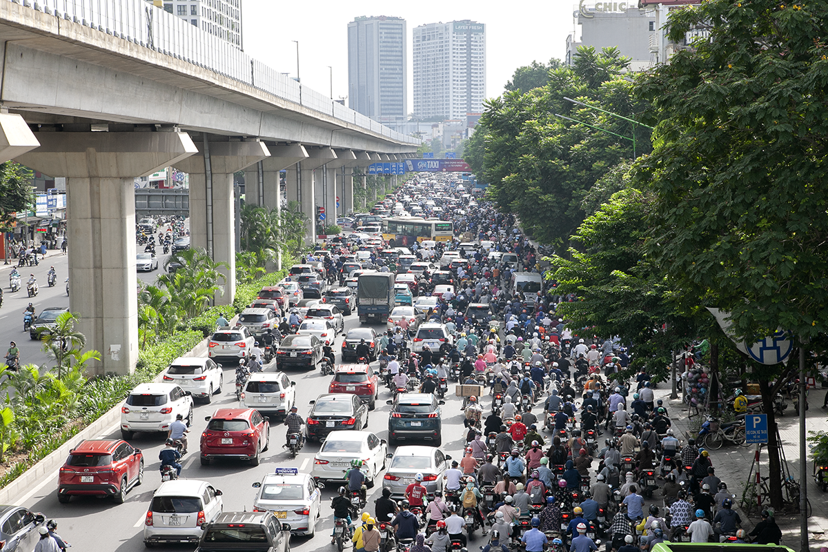 Dỡ bỏ dải phân cách trên đường Nguyễn Trãi, ô tô lại dàn hàng ngang 6-7 làn xe - Ảnh 1.