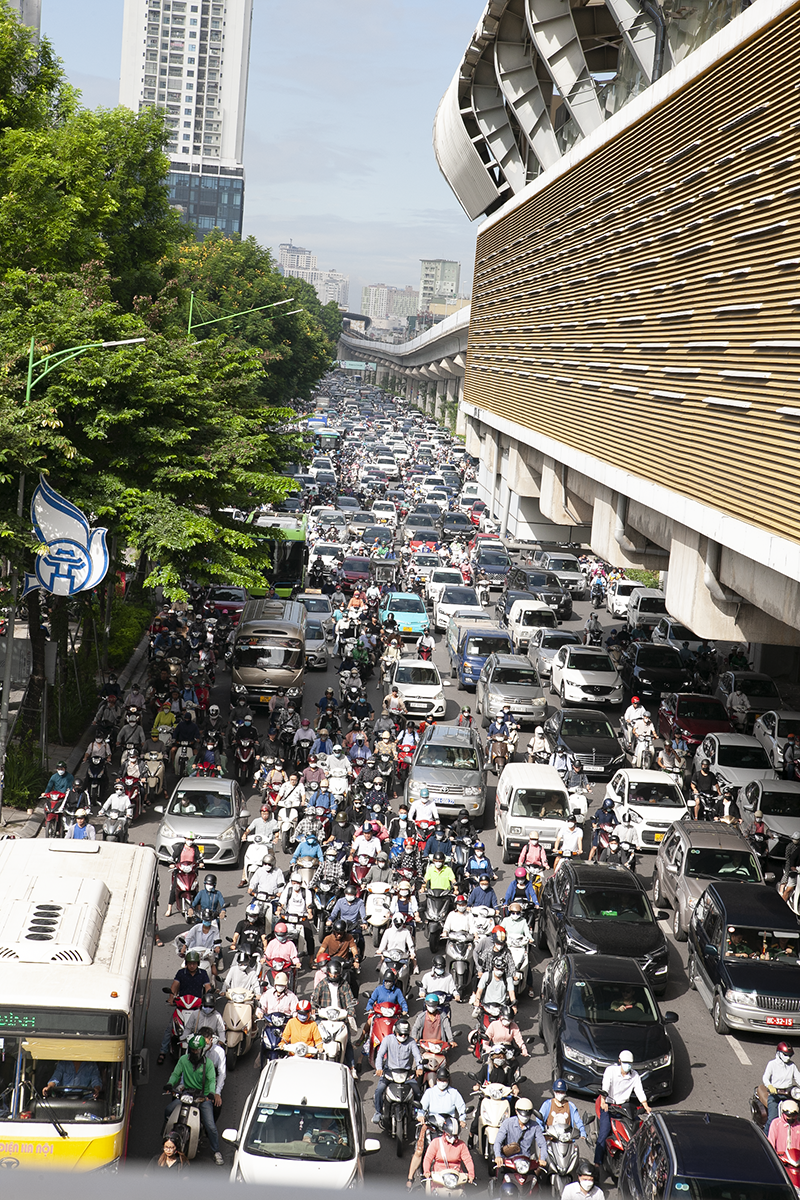 Dỡ bỏ dải phân cách trên đường Nguyễn Trãi, ô tô lại dàn hàng ngang 6-7 làn xe - Ảnh 7.