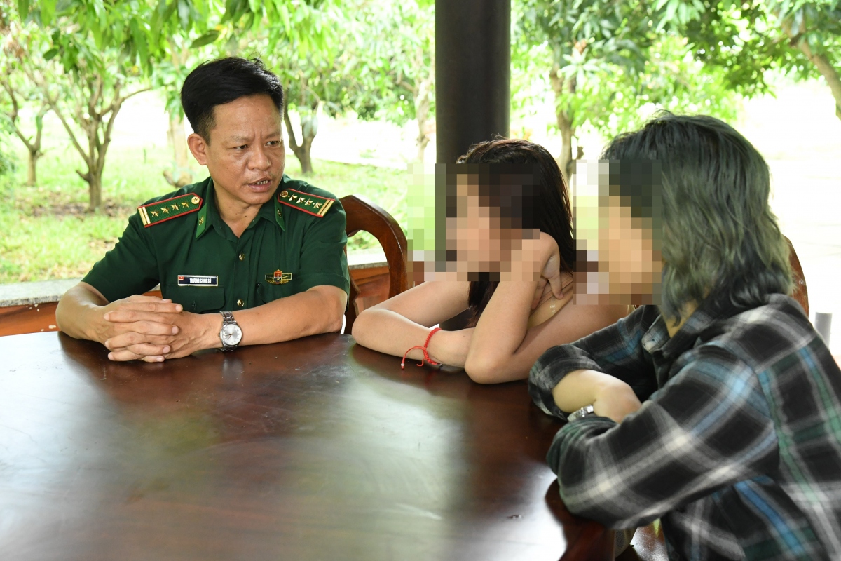 Bắt nhóm đối tượng bán hai nạn nhân nữ sang Campuchia với giá 130 triệu đồng - Ảnh 1.