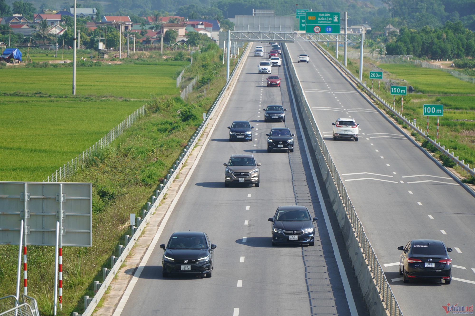 Thông xe cao tốc qua Thanh Hóa - Nghệ An: 'Xe bon nhanh, tài xế nào cũng vui' - Ảnh 1.