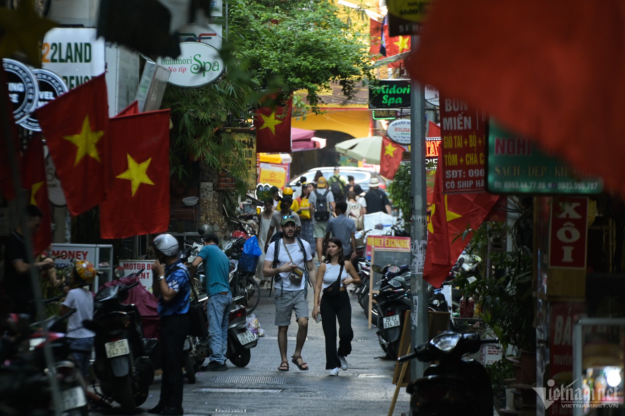 Phố phường Hà Nội thanh bình ngày nghỉ lễ Quốc khánh - Ảnh 2.