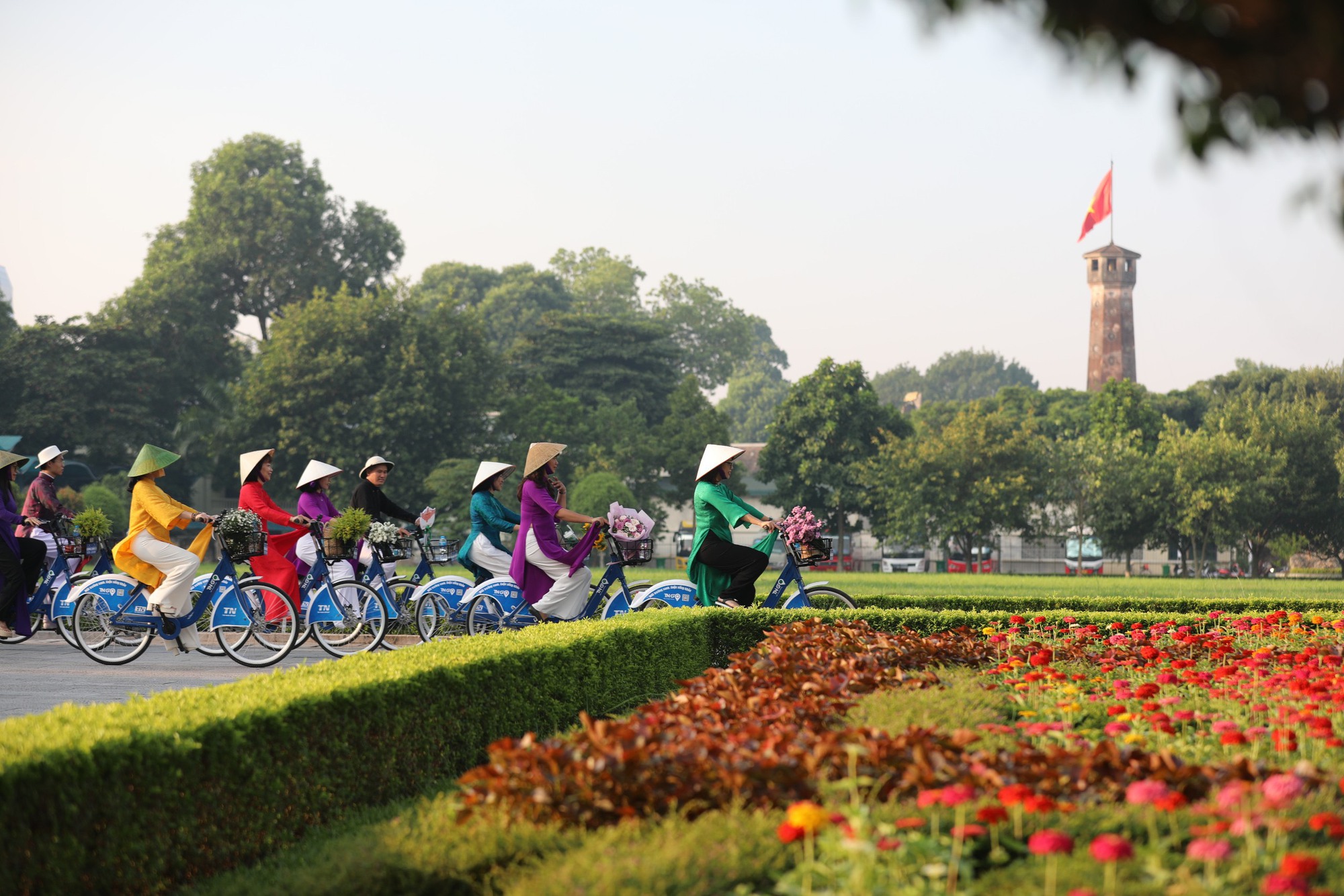 Hơn 100 người trong tà áo dài, đạp xe diễu hành qua các điểm du lịch nổi tiếng - Ảnh 6.
