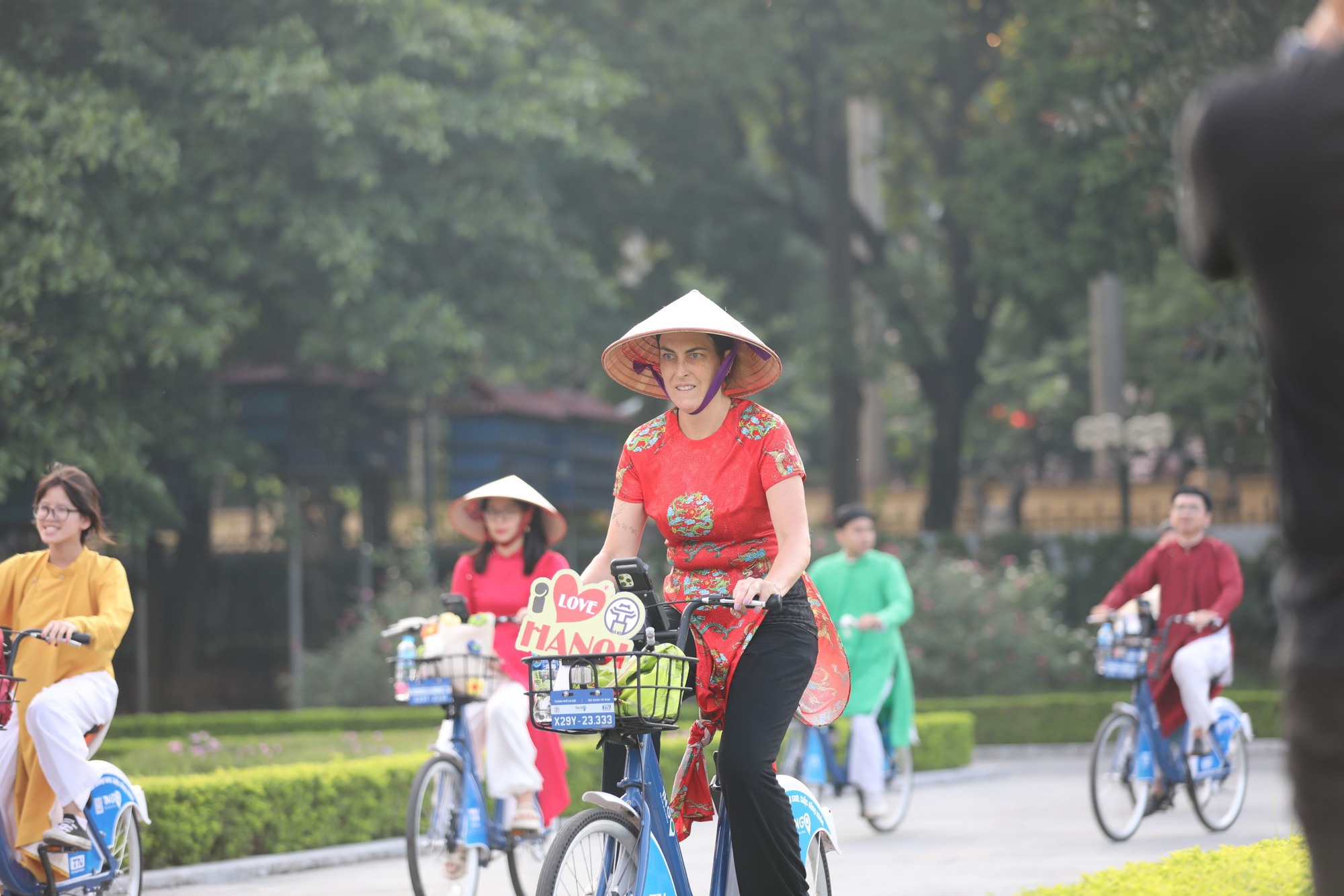 Hơn 100 người trong tà áo dài, đạp xe diễu hành qua các điểm du lịch nổi tiếng - Ảnh 9.