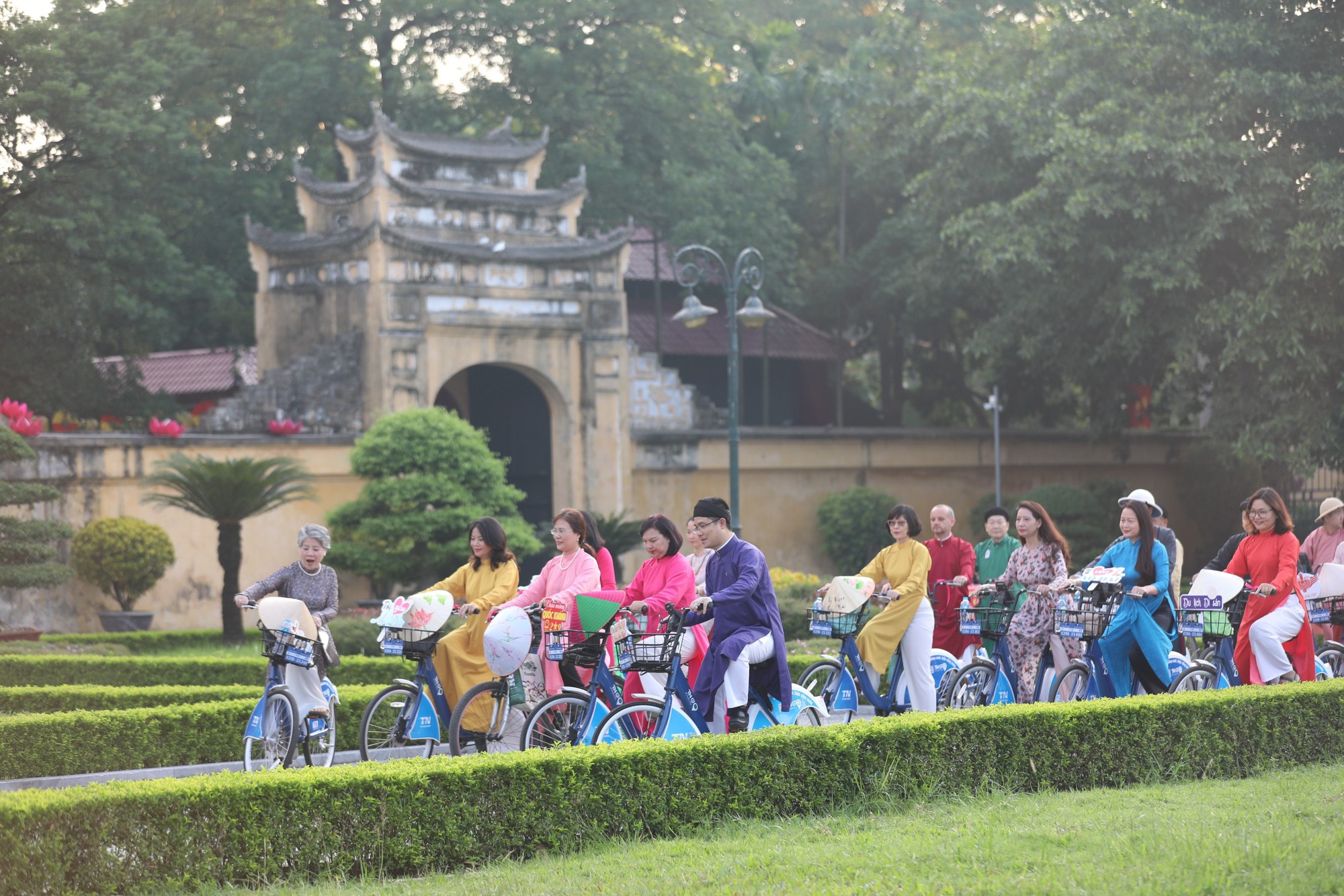 Hơn 100 người trong tà áo dài, đạp xe diễu hành qua các điểm du lịch nổi tiếng - Ảnh 5.
