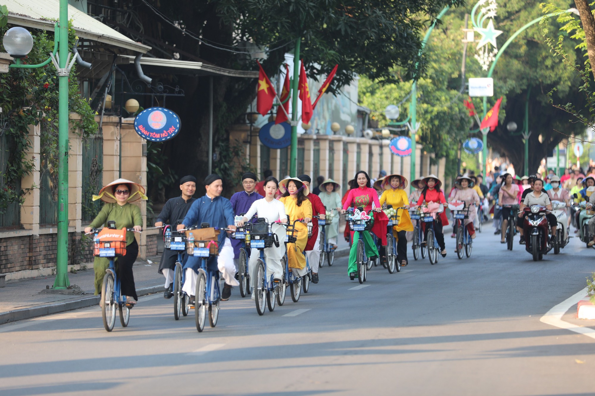 Hơn 100 người trong tà áo dài, đạp xe diễu hành qua các điểm du lịch nổi tiếng - Ảnh 4.