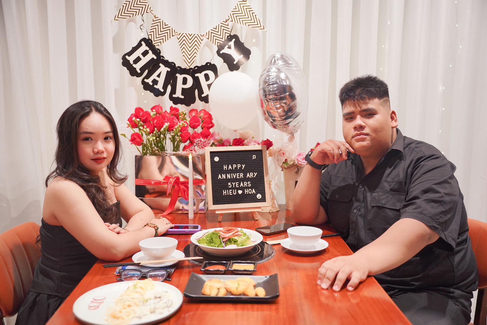 Cặp đôi bị &quot;kì thị&quot; vì ngoại hình chênh lệch: Mất 3 năm giấu bố mẹ, cố gắng để chứng minh tình yêu - Ảnh 1.
