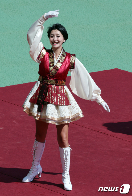 Hoa hậu tai tiếng nhất xứ Hàn lần đầu xuất hiện công khai sau 11 năm ở ẩn - Ảnh 2.