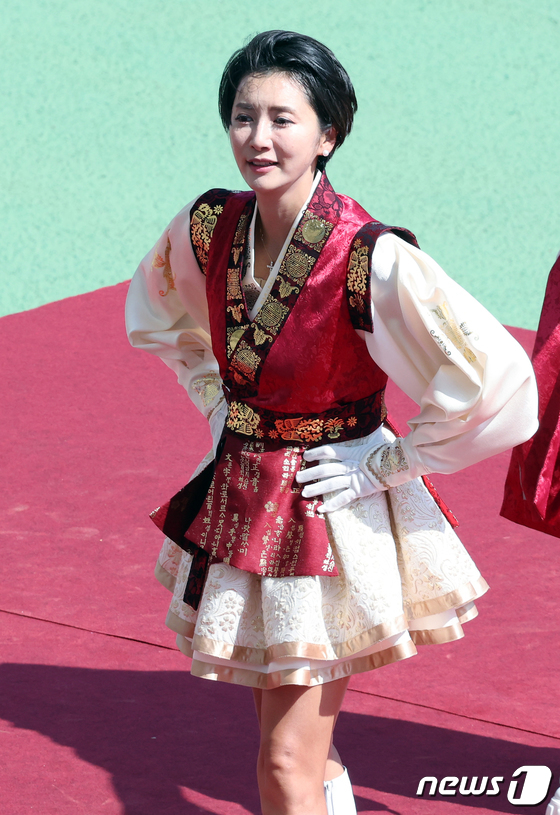 Hoa hậu tai tiếng nhất xứ Hàn lần đầu xuất hiện công khai sau 11 năm ở ẩn - Ảnh 4.