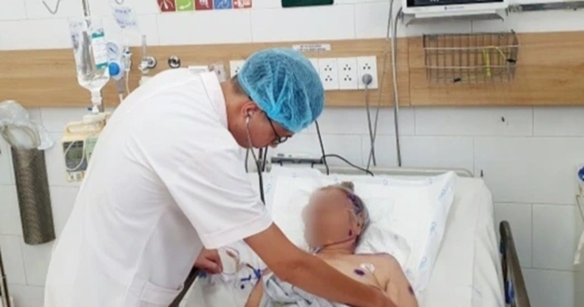 Hà Nội: Đang đi bộ, người đàn ông bị đàn ong tấn công, đốt gần 300 nốt - Ảnh 1. Hà Nội: Đang đi bộ, người đàn ông bị đàn ong tấn công, đốt gần 300 nốt - Ảnh 1.