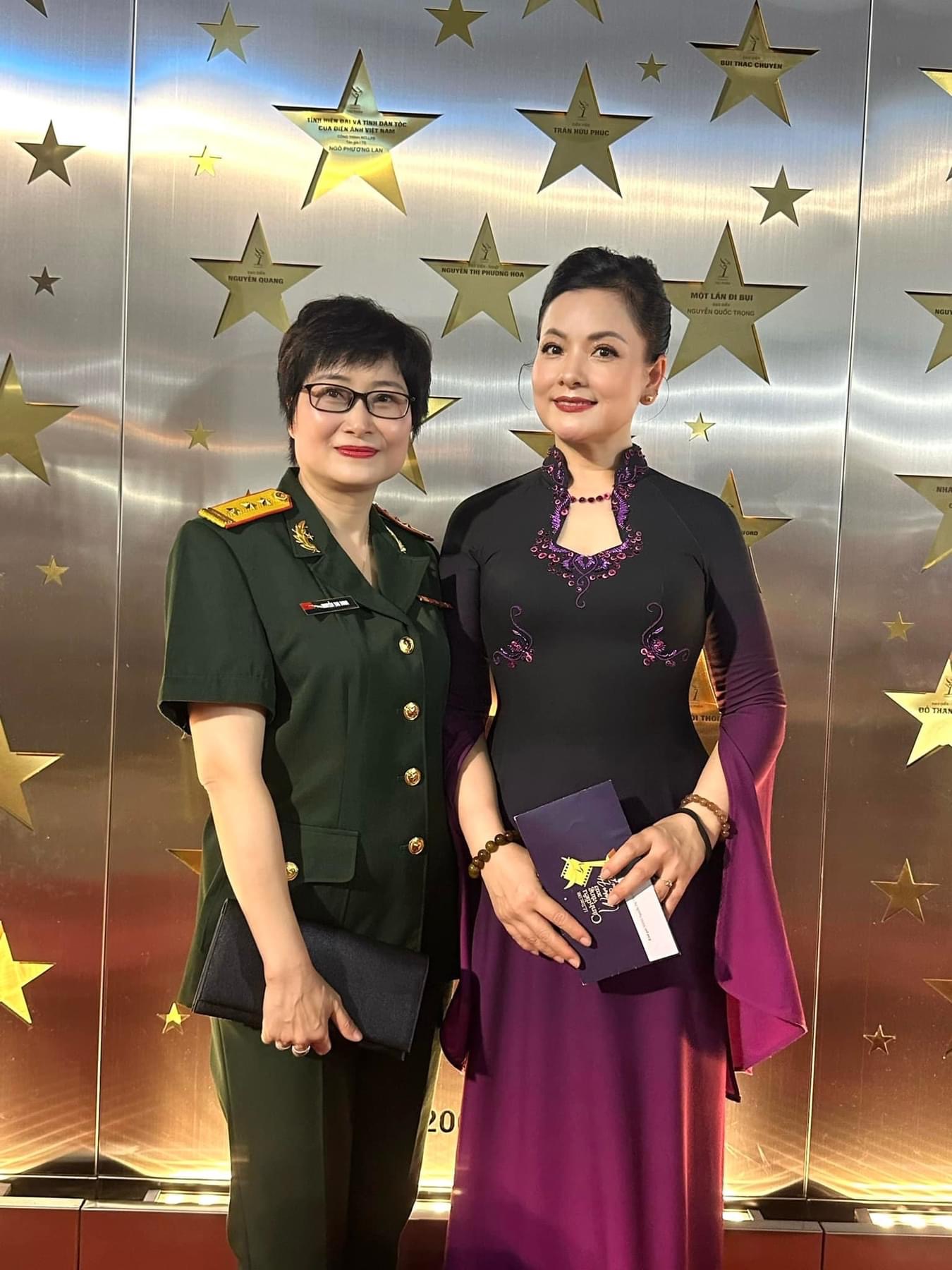 NSND Thu Quế mặc áo dài của NTK Bích Liên, hội ngộ dàn nghệ sĩ gạo cội tại Cánh diều Vàng - Ảnh 7. NSND Thu Quế mặc áo dài của NTK Bích Liên, hội ngộ dàn nghệ sĩ gạo cội tại Cánh diều Vàng - Ảnh 7.