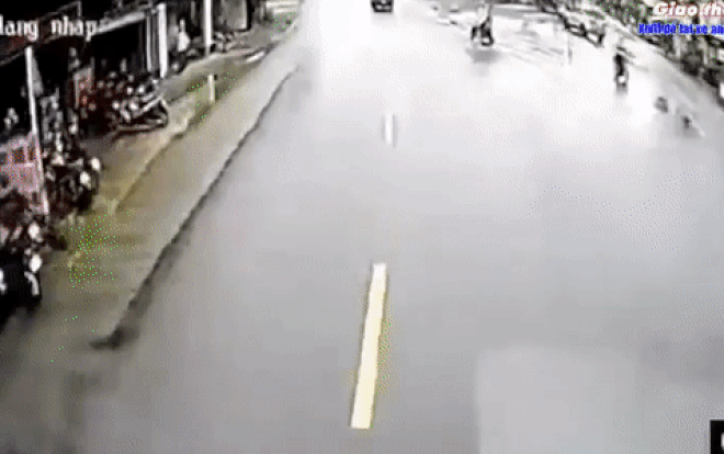 2 nữ sinh sang đường ẩu khiến xe tải su&yacute;t phải vạ, diễn biến sau đ&oacute; đầy bất ngờ - Ảnh 1.