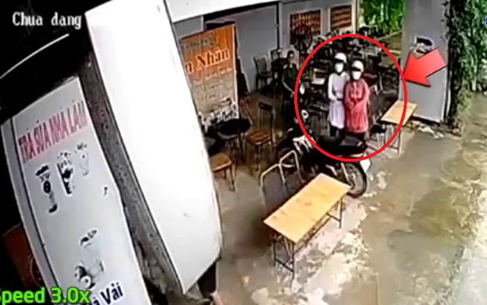 2 nữ sinh sang đường ẩu khiến xe tải su&yacute;t phải vạ, diễn biến sau đ&oacute; đầy bất ngờ - Ảnh 2.