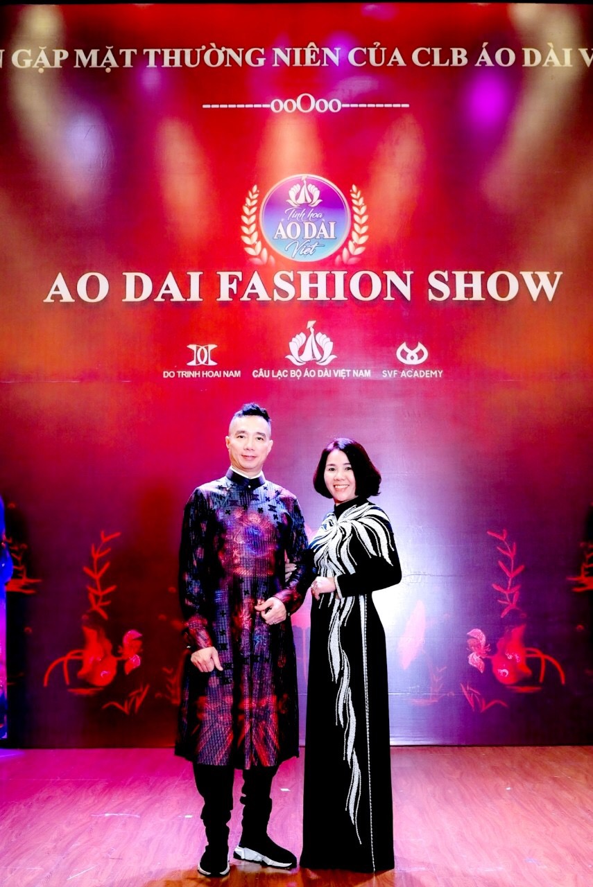 NSND Thu Quế mặc áo dài của NTK Bích Liên, hội ngộ dàn nghệ sĩ gạo cội tại Cánh diều Vàng
- Ảnh 10. NSND Thu Quế mặc áo dài của NTK Bích Liên, hội ngộ dàn nghệ sĩ gạo cội tại Cánh diều Vàng
- Ảnh 10.