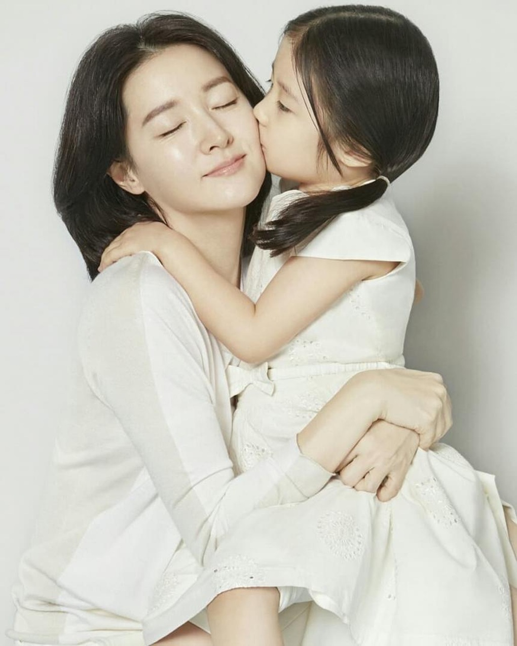 Con gái minh tinh Lee Young Ae: Xinh đẹp như mẹ, có tố chất nghệ thuật - Ảnh 1.