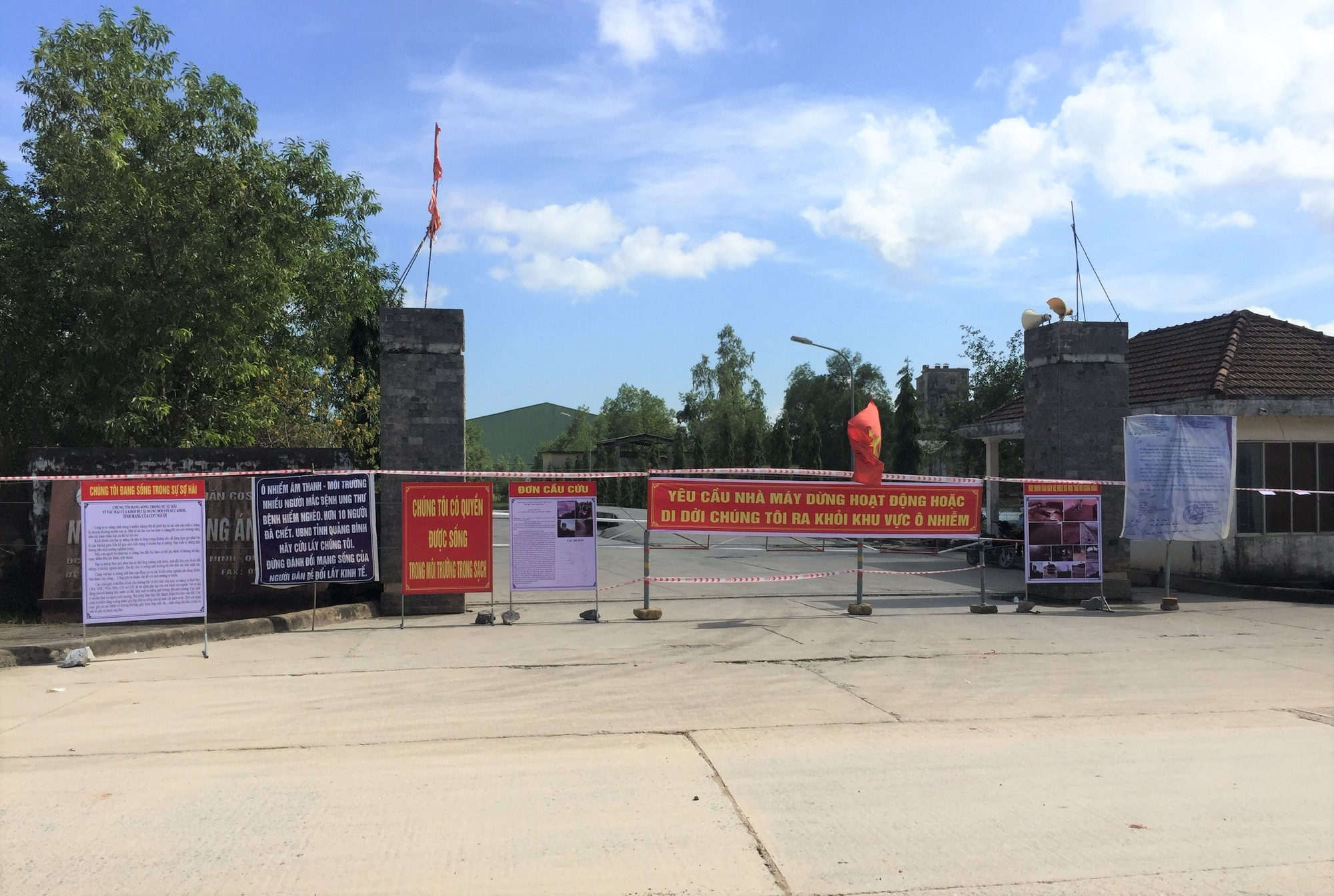 Mòn mỏi chờ di dời khỏi khu vực ô nhiễm do nhà máy sản xuất xi măng - Ảnh 4. Mòn mỏi chờ di dời khỏi khu vực ô nhiễm do nhà máy sản xuất xi măng - Ảnh 4.