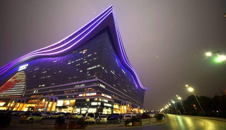 Tòa nhà siêu lớn ở Trung Quốc: To bằng 2 sân bay, bãi biển riêng dài 400 m - Ảnh 2.