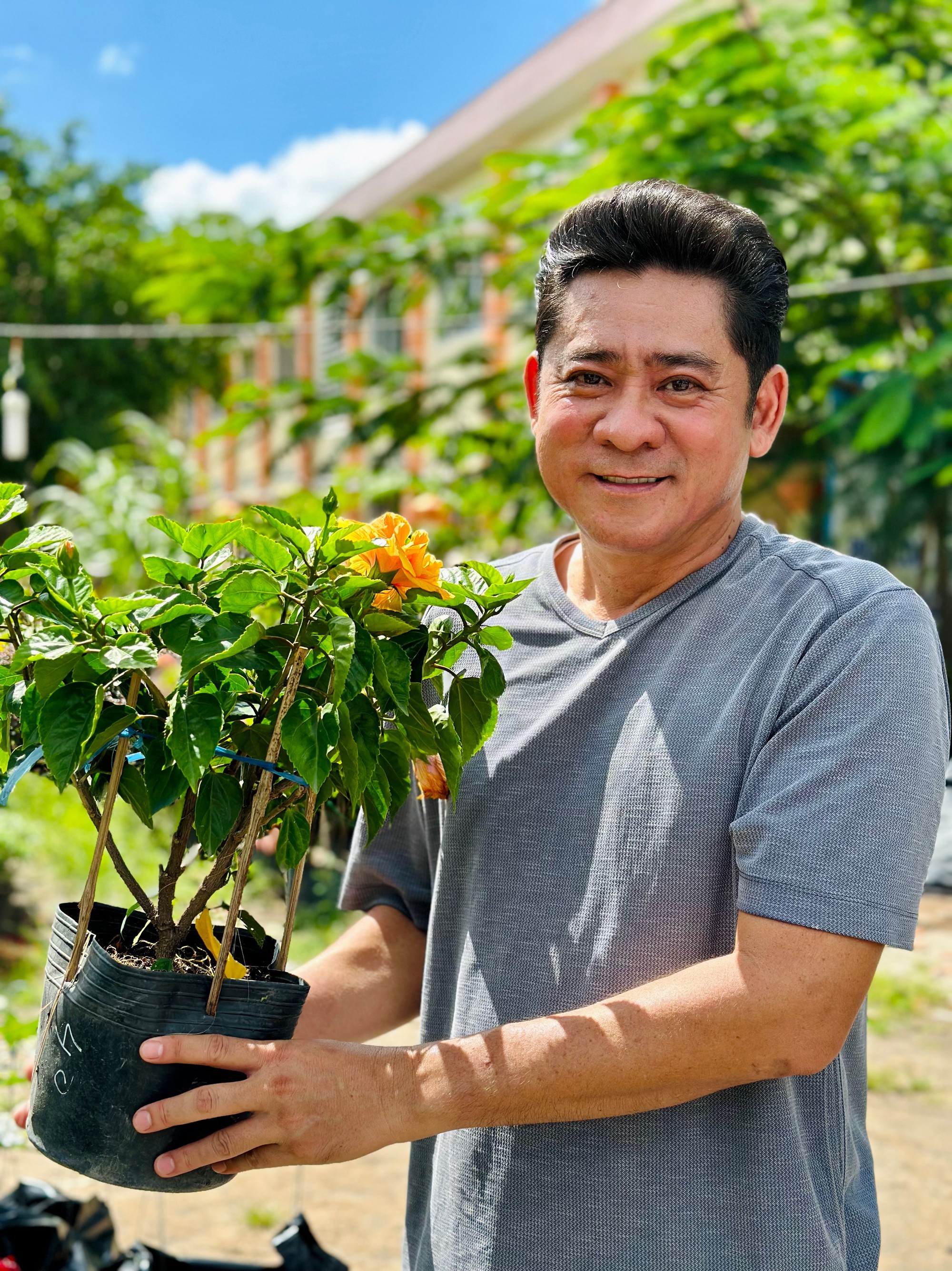Tài tử Huỳnh Anh Tuấn: Ở 'nhà tranh vách lá', vui thú vườn tược tuổi 55 - Ảnh 5.