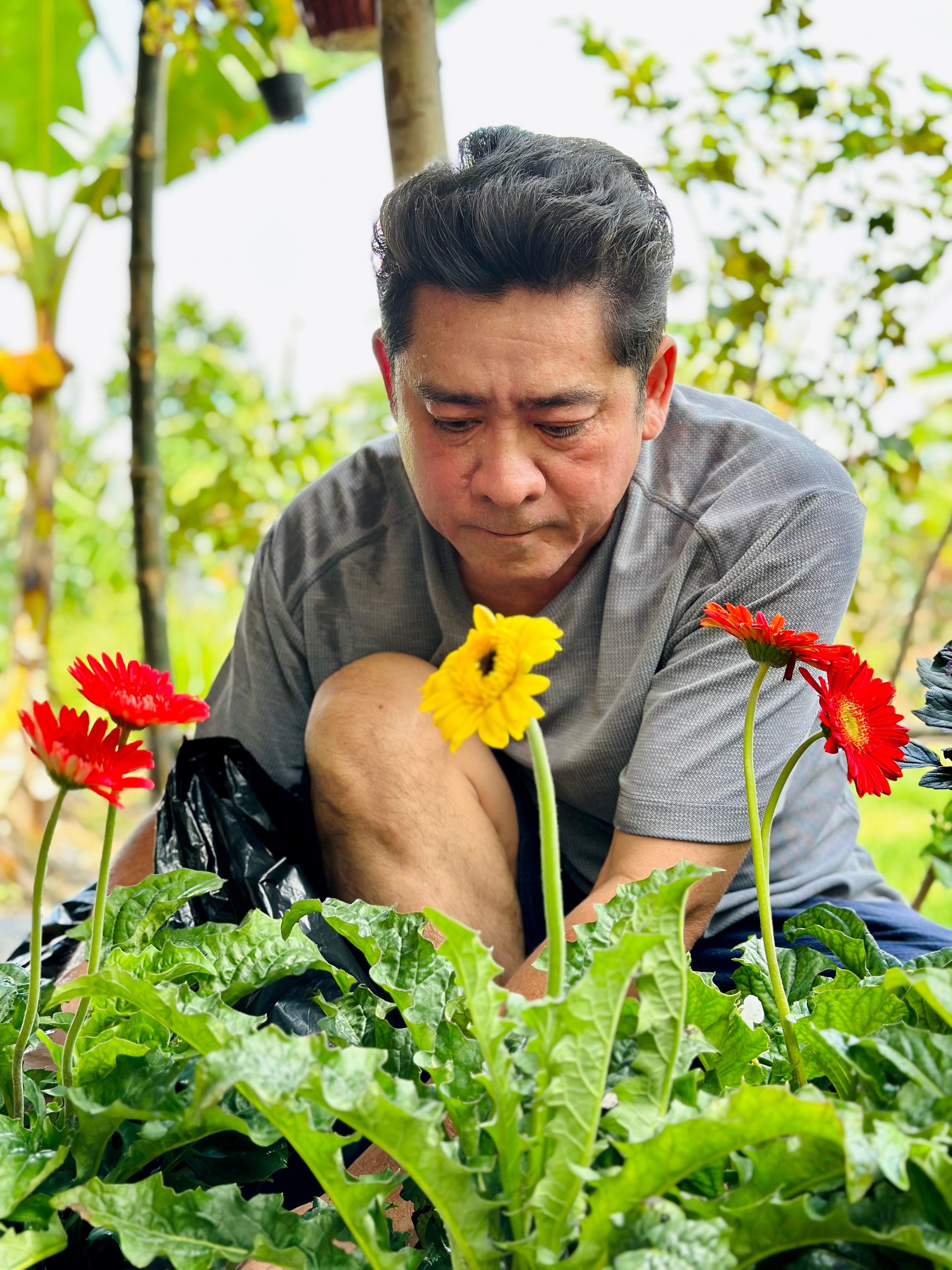 Tài tử Huỳnh Anh Tuấn: Ở 'nhà tranh vách lá', vui thú vườn tược tuổi 55 - Ảnh 10.