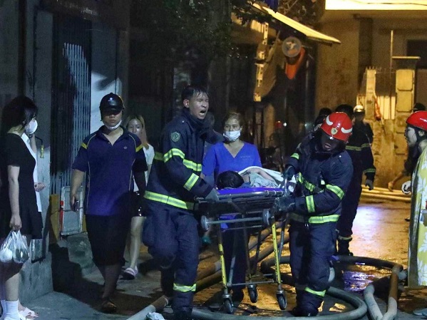 Vụ cháy chung cư mi ni: 19 nạn nhân vào Bệnh viện Bạch Mai, có 1 bác sĩ đang thở máy nguy kịch - Ảnh 1.