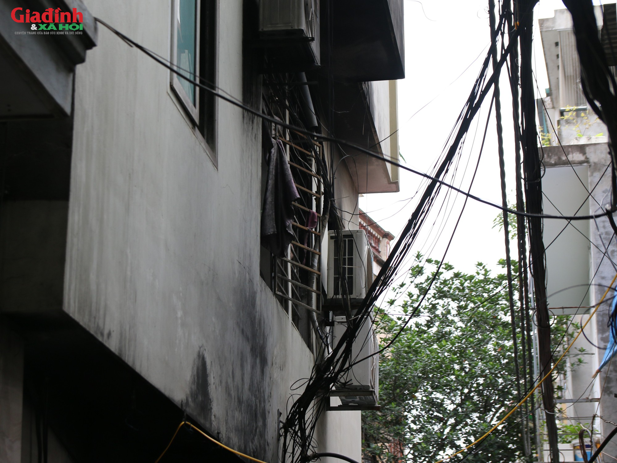 Vụ cháy chung cư mini ở Hà nội: Hàng chục phương tiện bị thiêu rụi bịt kín lối thoát hiểm duy nhất - Ảnh 4.