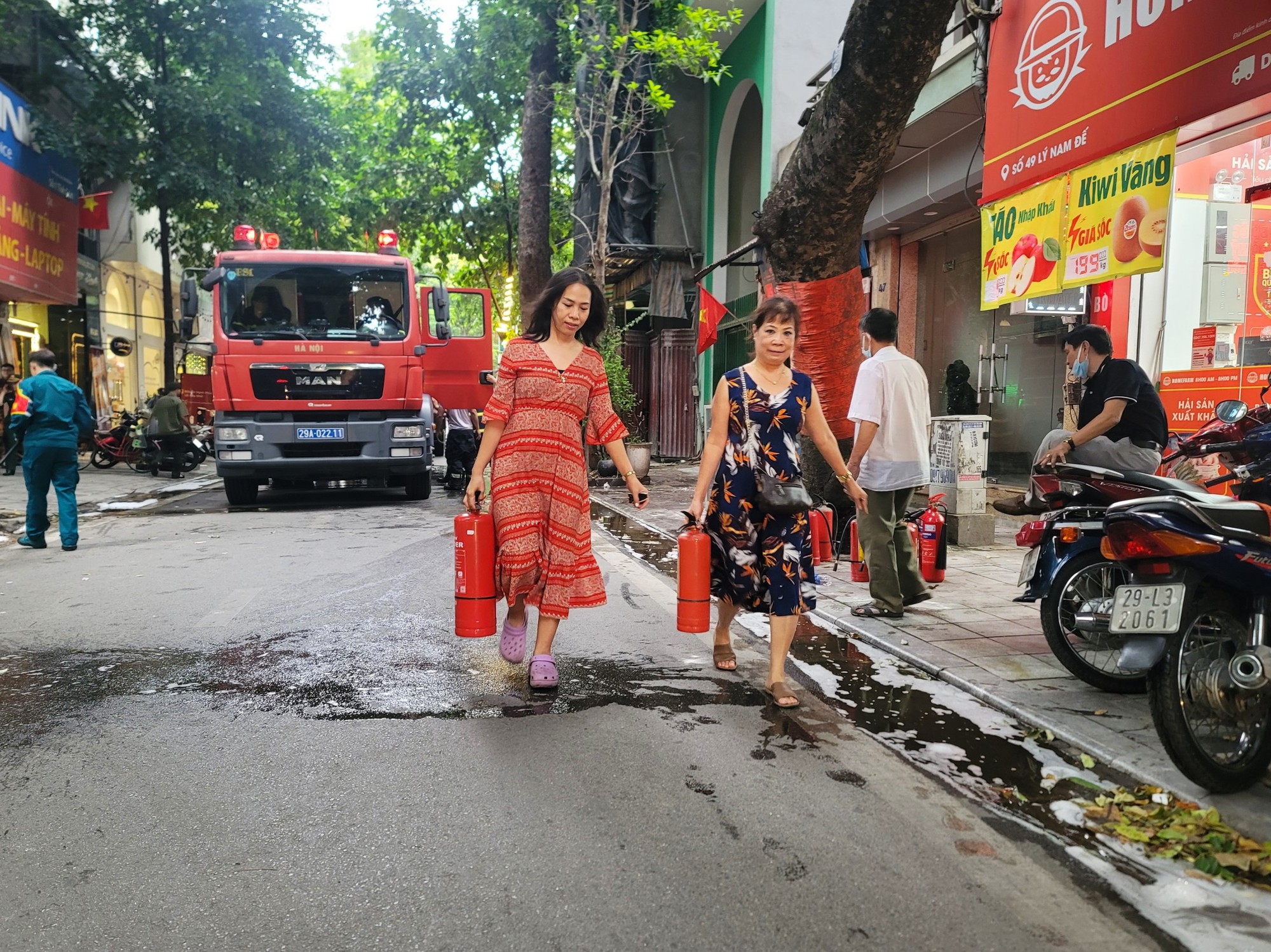 Người dân sắm sửa thêm trang thiết bị PCCC sau vụ cháy chung cư Khương Hạ.