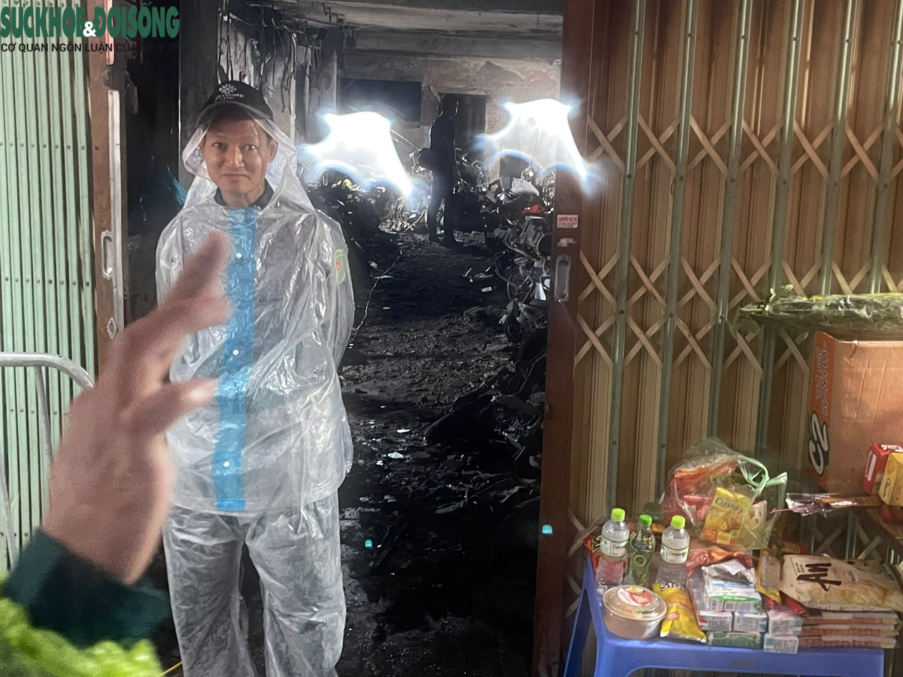 Người dân 'đội mưa' thăm viếng các nạn nhân vụ cháy chung mini ở Hà Nội - Ảnh 11.
