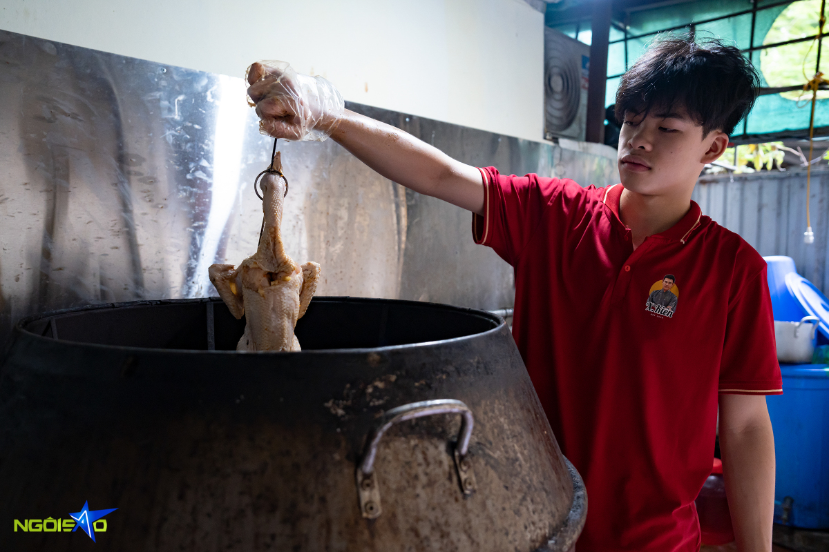 Quán phở gà quay lu, ngày bán hơn 200 con ở Hà Nội - Ảnh 4.