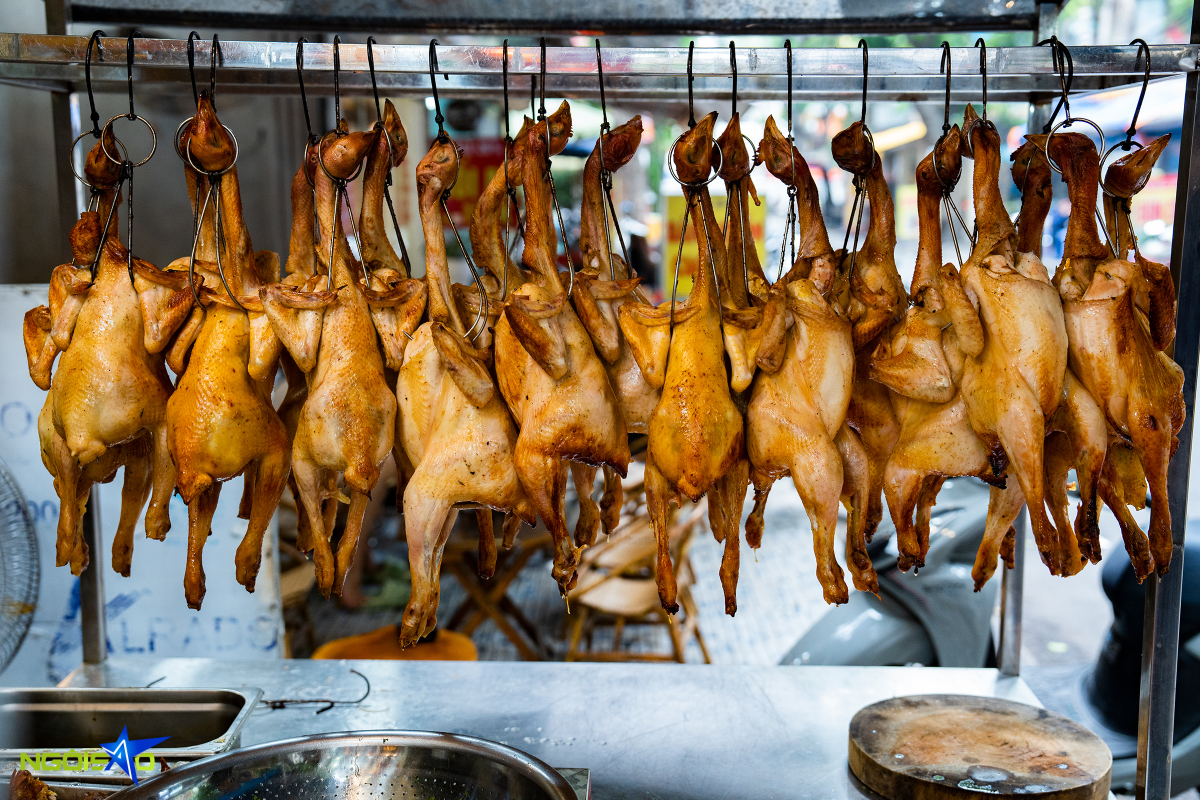 Quán phở gà quay lu, ngày bán hơn 200 con ở Hà Nội - Ảnh 6.