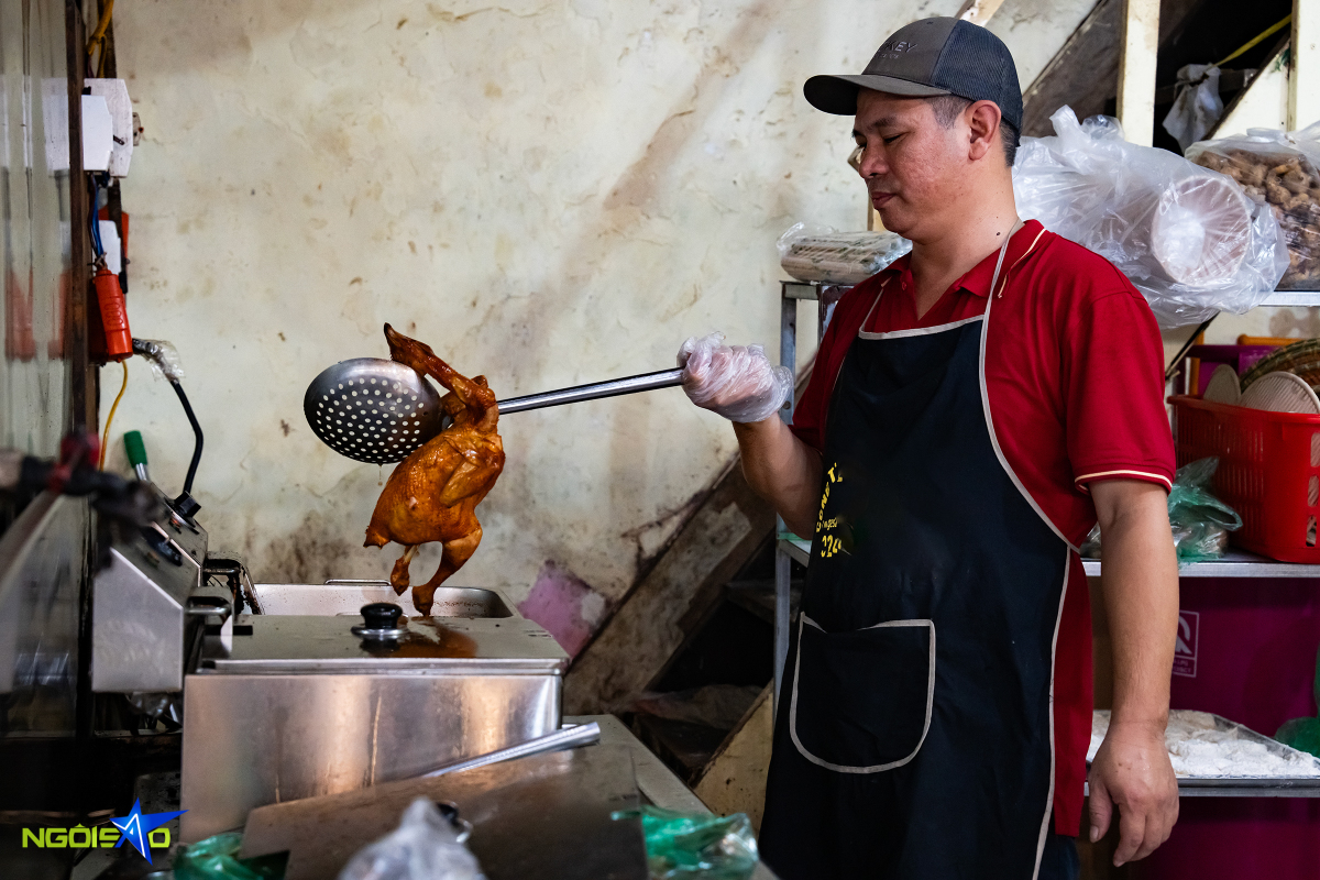Quán phở gà quay lu, ngày bán hơn 200 con ở Hà Nội - Ảnh 7.