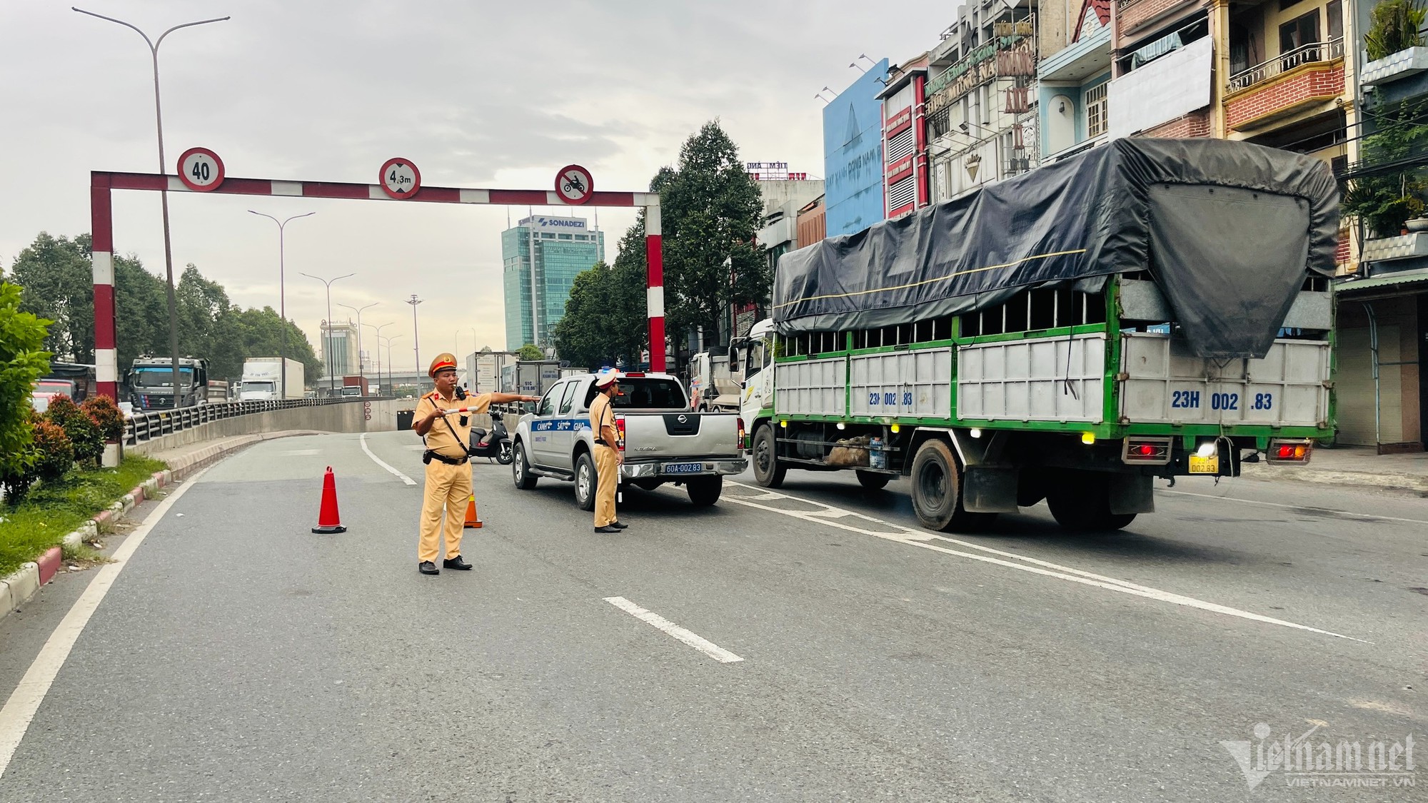 Người dân và CSGT giúp tài xế thu dọn hàng trăm thùng bia đổ xuống đường - Ảnh 4.