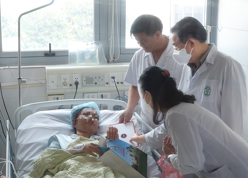 Chủ tịch Quốc hội Vương Đình Huệ thăm, động viên nạn nhân của vụ cháy chung cư mini - Ảnh 3.