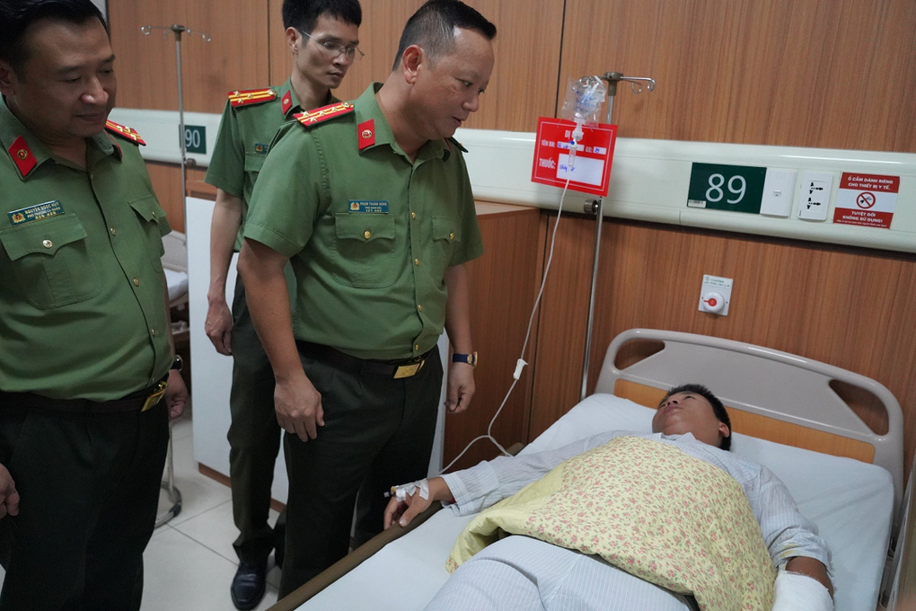 Hà Nội: Ngăn chặn vụ đánh ghen, một công an bị đâm phải nhập viện - Ảnh 1.