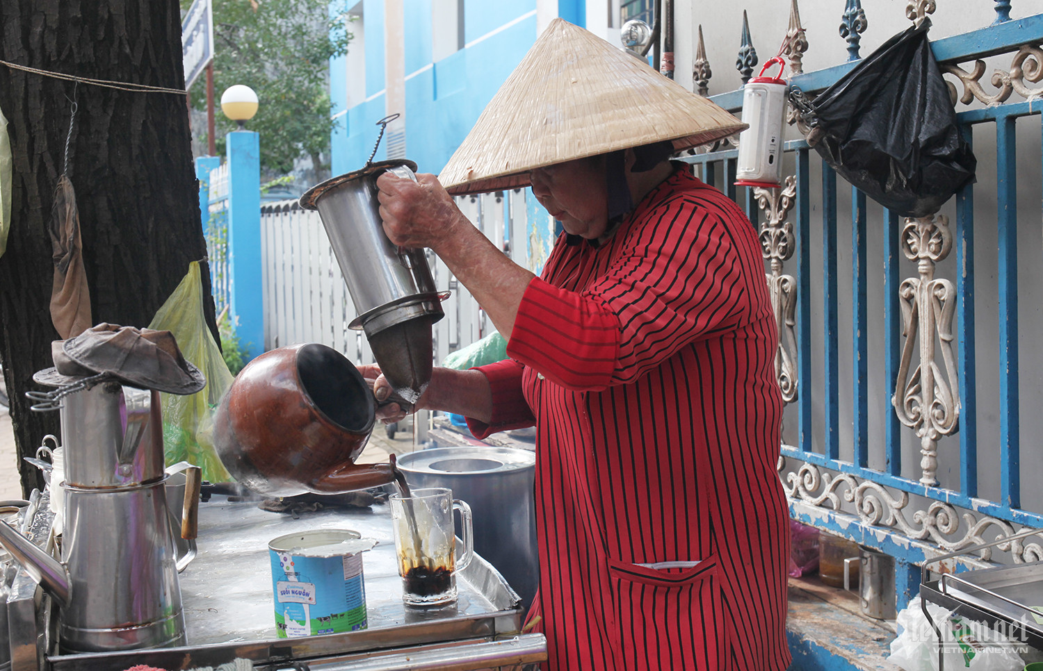 Cà phê vợt đun trên bếp củi vỉa hè xứ Tây Đô: 50 năm vẫn đông từ mờ sáng - Ảnh 2.