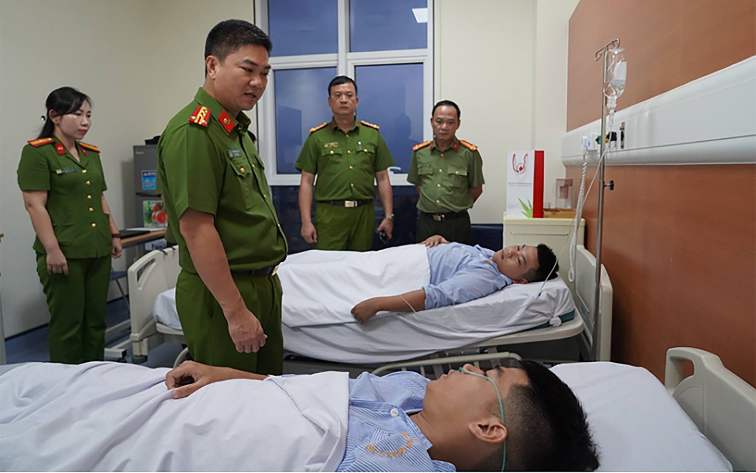 Tin sáng 18/9: Xe tải bốc cháy tại cây xăng ở Quảng Trị; sức khỏe hiện tại của 5 chiến sĩ công an bị thương trong vụ cháy chung cư mini ra sao?