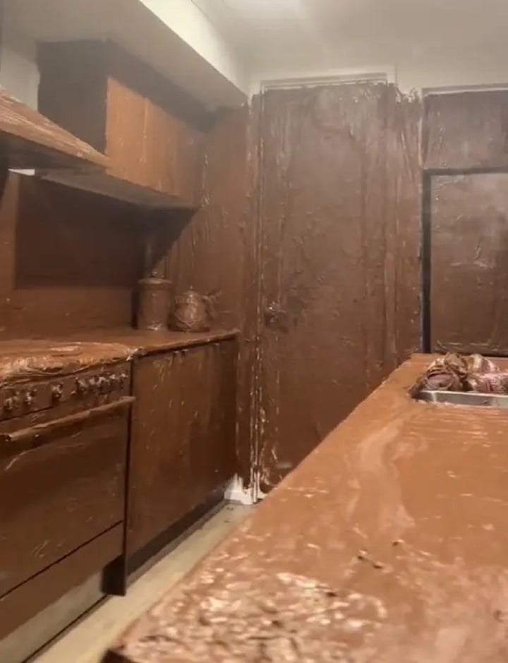 Chàng trai làm mẹ 'tăng huyết áp' khi phủ kín căn bếp trắng tinh bằng chocolate - Ảnh 2.
