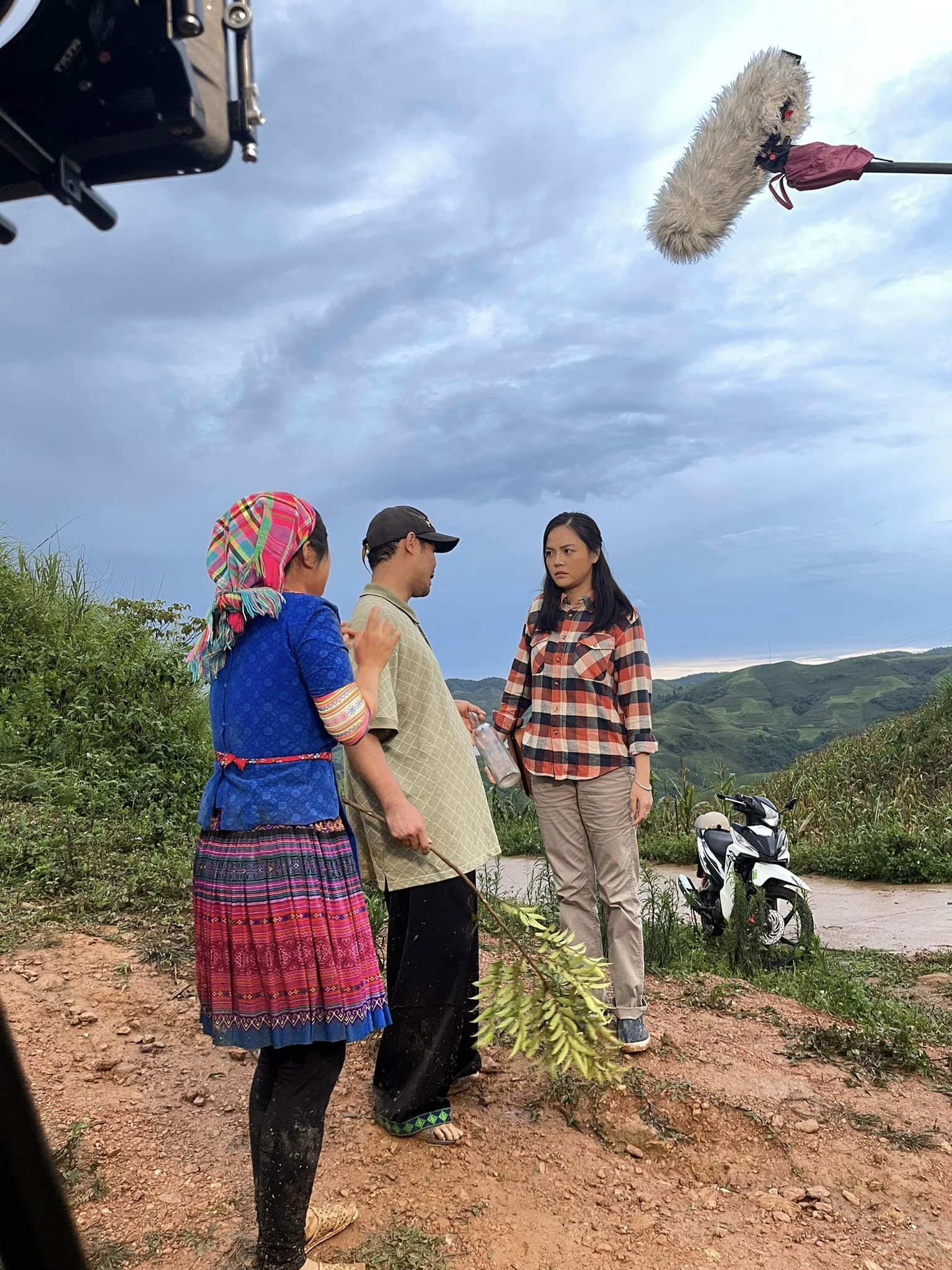 'Giao diện' mộc mạc của Thu Quỳnh - nữ y tá H'Mong trong 'Cuộc chiến không giới tuyến' - Ảnh 6.