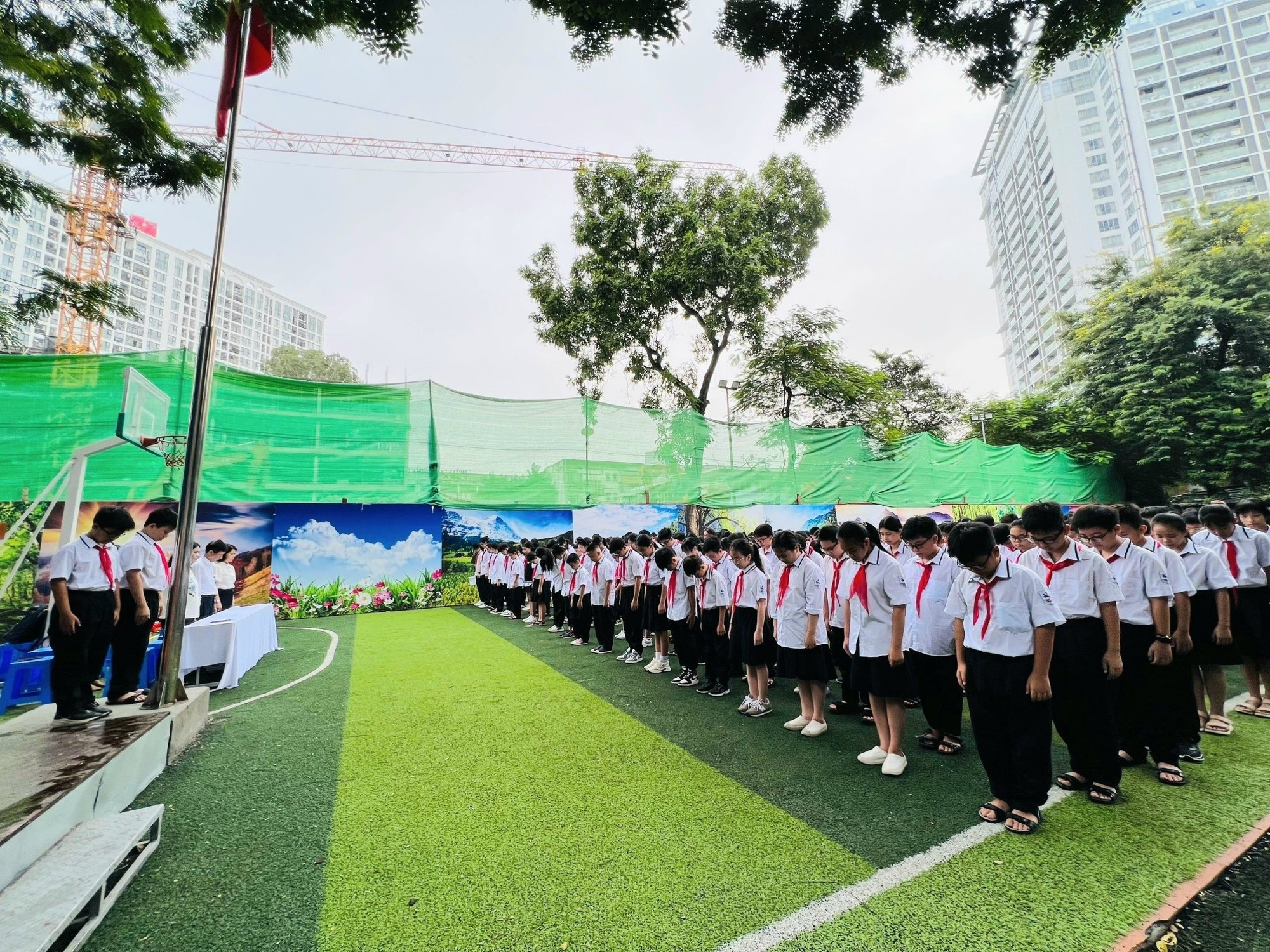 Hàng vạn học sinh, giáo viên quận Ba Đình quên góp ủng hộ các gia đình nạn nhân trong vụ cháy - Ảnh 2.