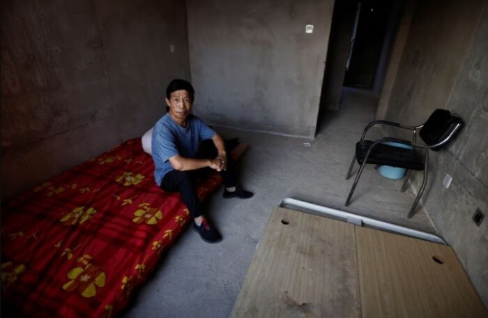 Tích cóp mua chung cư xây dở, nhiều người ở Trung Quốc rơi vào cảnh khốn cùng - Ảnh 1.