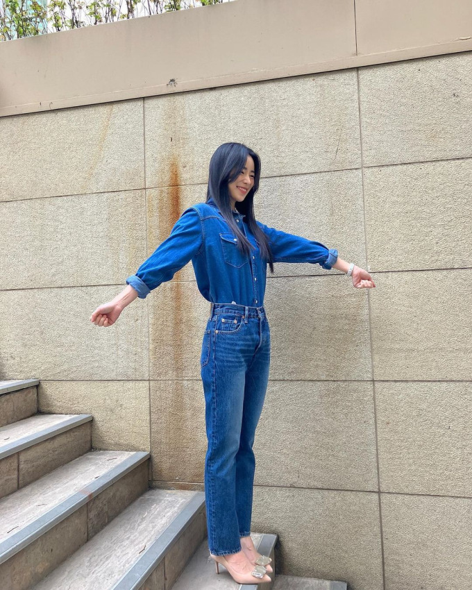 Cách bạn gái U35 của Lee Do Hyun ''hack tuổi'': Tích cực diện quần jeans và áo sáng màu - Ảnh 10.