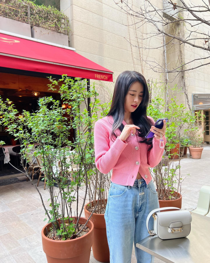 Cách bạn gái U35 của Lee Do Hyun ''hack tuổi'': Tích cực diện quần jeans và áo sáng màu - Ảnh 3.