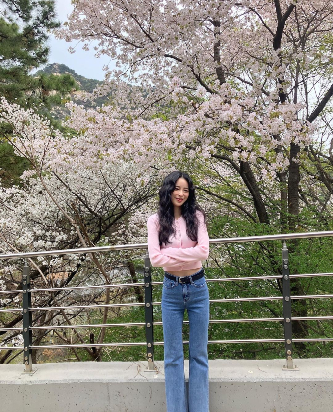 Cách bạn gái U35 của Lee Do Hyun ''hack tuổi'': Tích cực diện quần jeans và áo sáng màu - Ảnh 2.