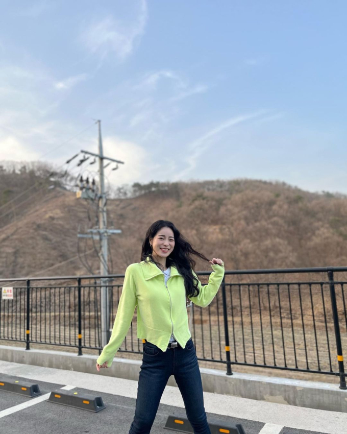 Cách bạn gái U35 của Lee Do Hyun ''hack tuổi'': Tích cực diện quần jeans và áo sáng màu - Ảnh 5.
